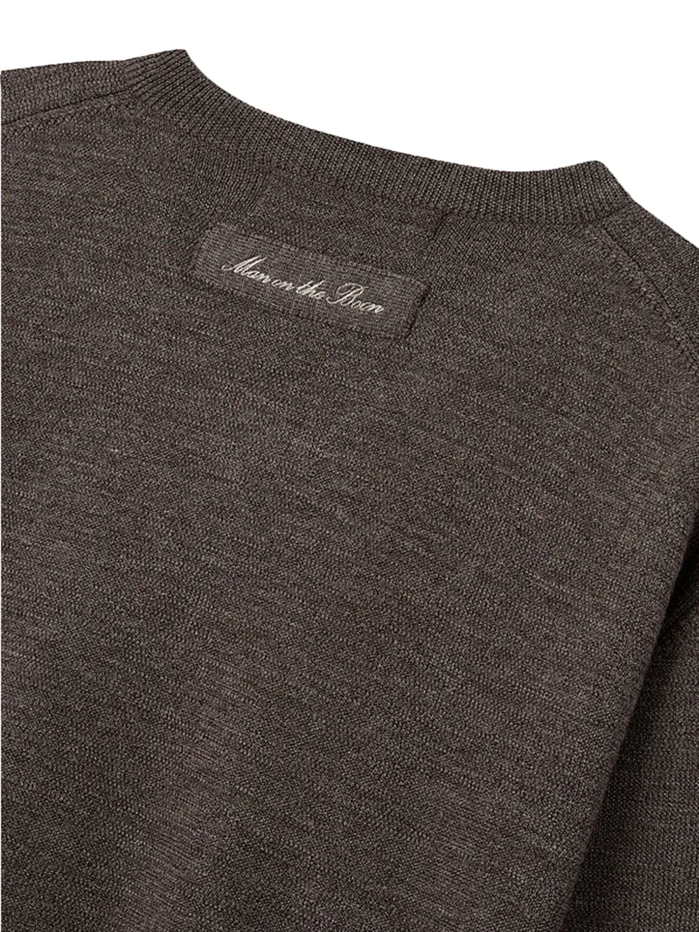 Man On The Boon. Gebreide pullover met V-hals Bruin