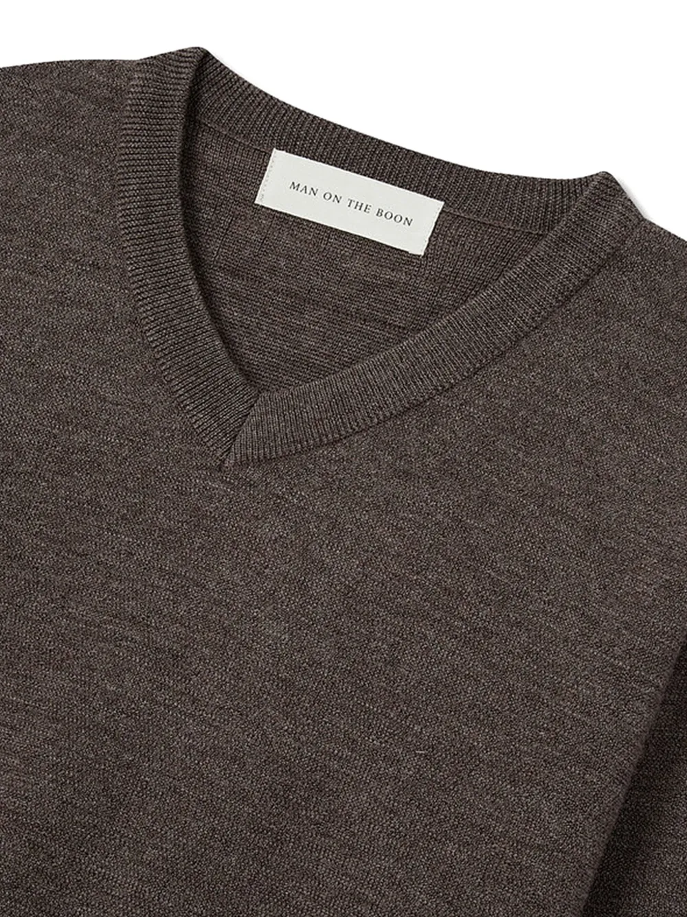 Man On The Boon. Gebreide pullover met V-hals Bruin