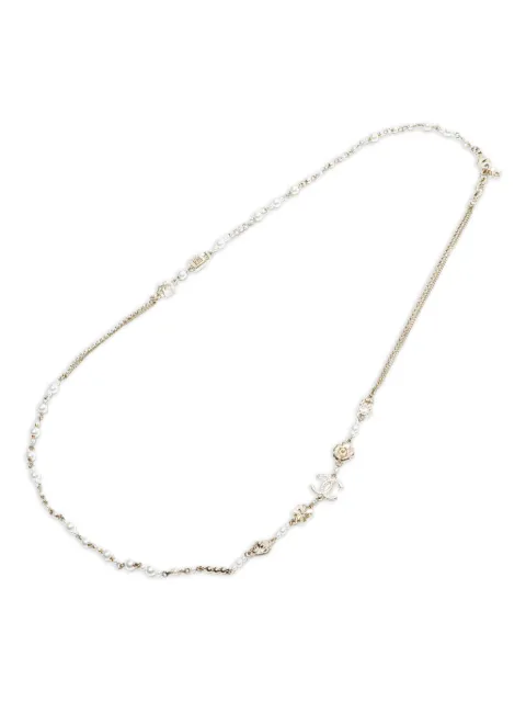 CHANEL Pre-Owned collar con perlas y detalle del logo 2020