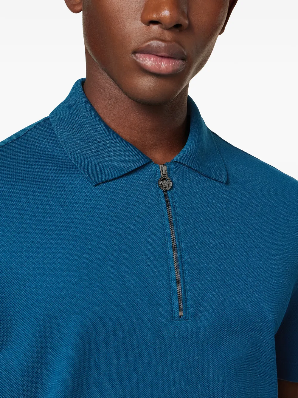 Versace Katoenen piqué poloshirt met borduurwerk en halve rits Blauw