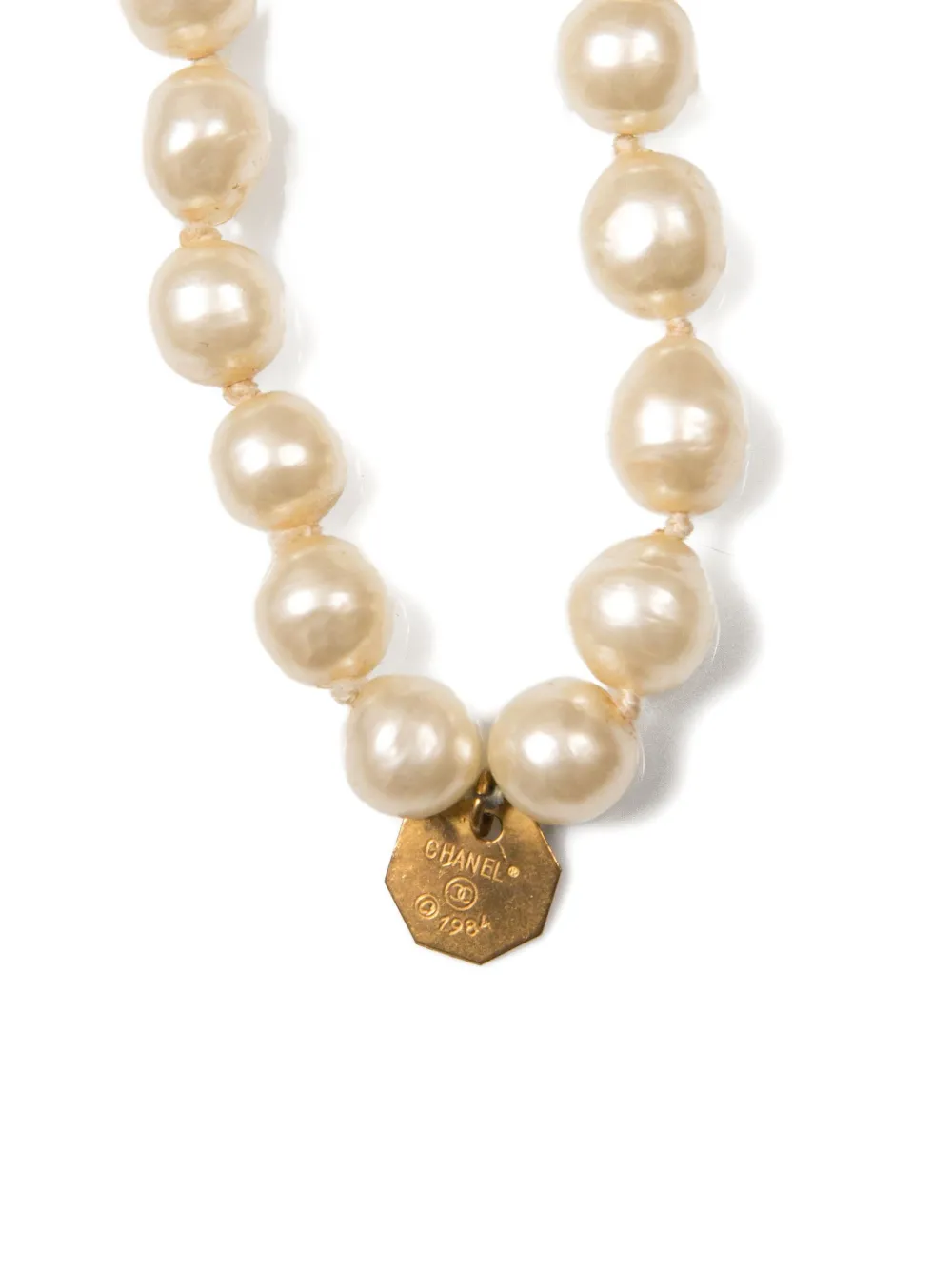 CHANEL Pre-owned 1984 Faux-pearls Sautoir Necklace In Neutral