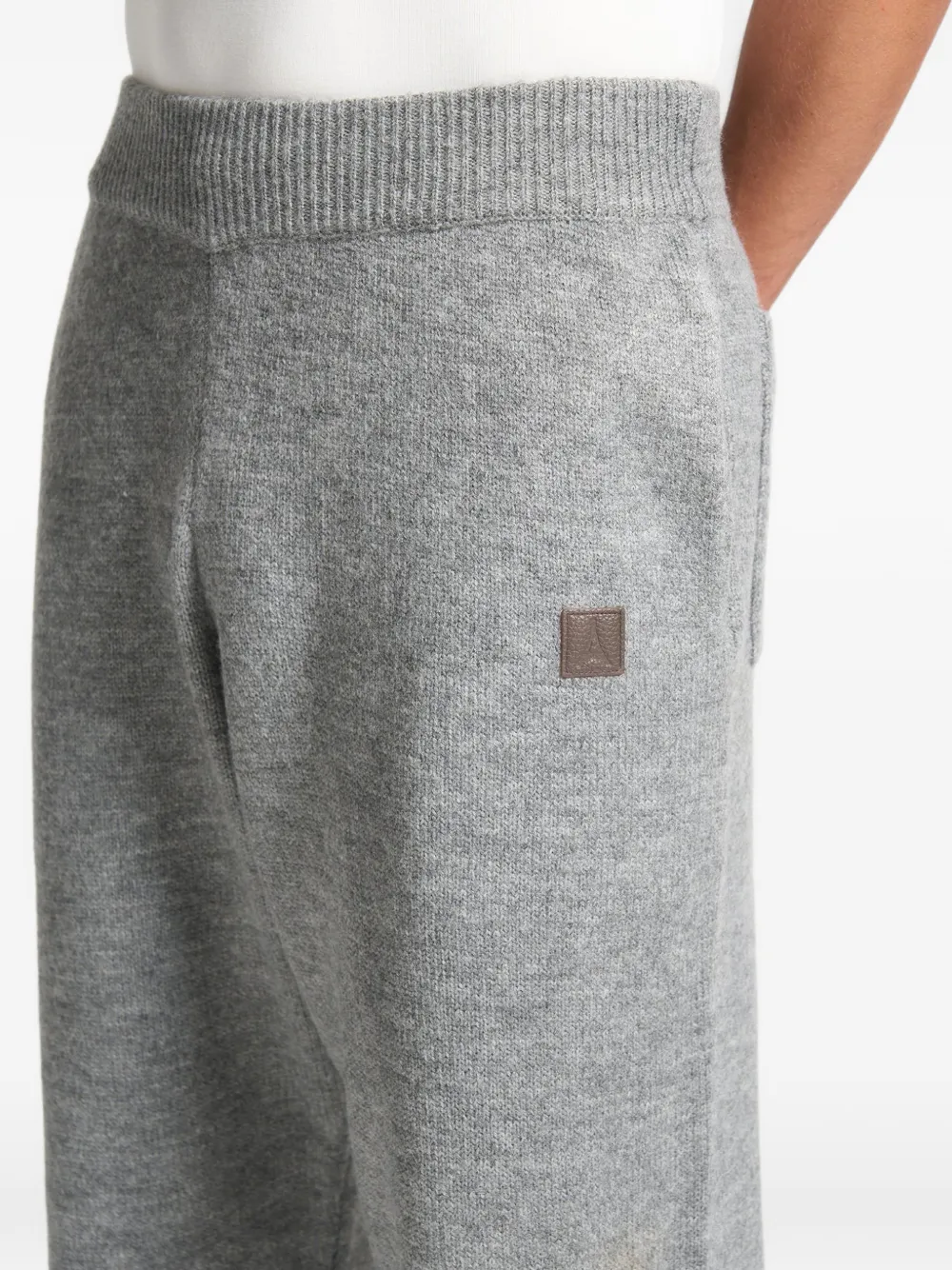 Manière De Voir signature embossed-patch knit track pants Grijs