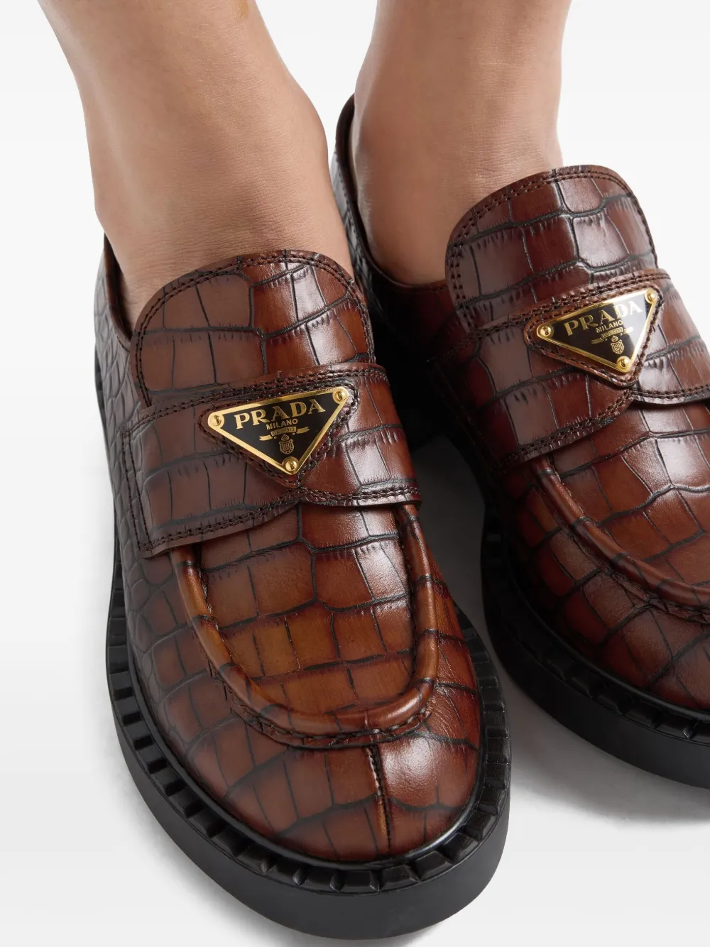 Prada Loafers met krokodillenprint en logo Bruin