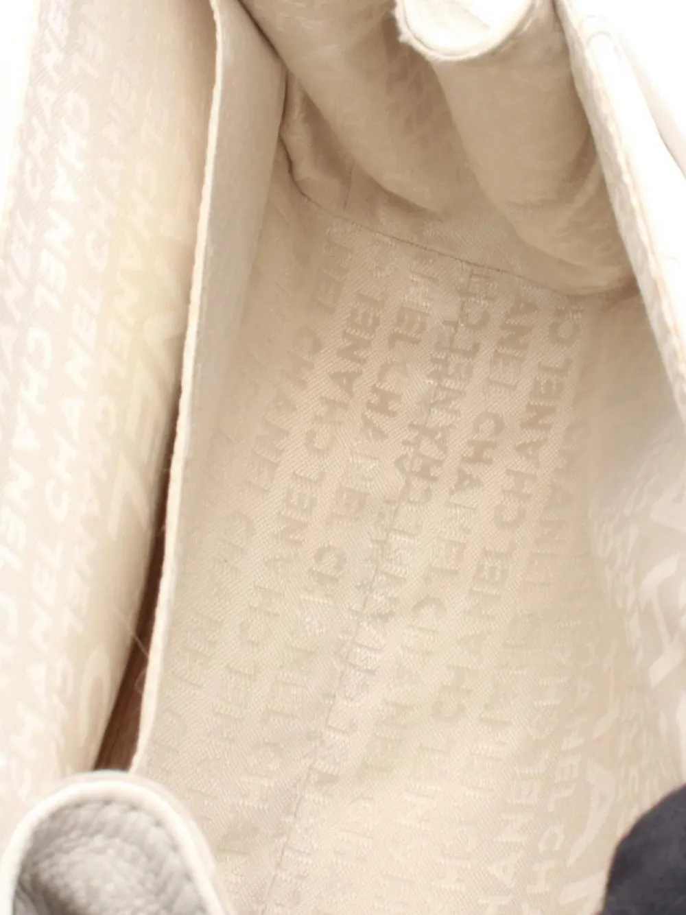 CHANEL Pre-owned 2003-2004 Cc Quilted Lambskin Turn Lock Flap Bag Shoulder Bag In White