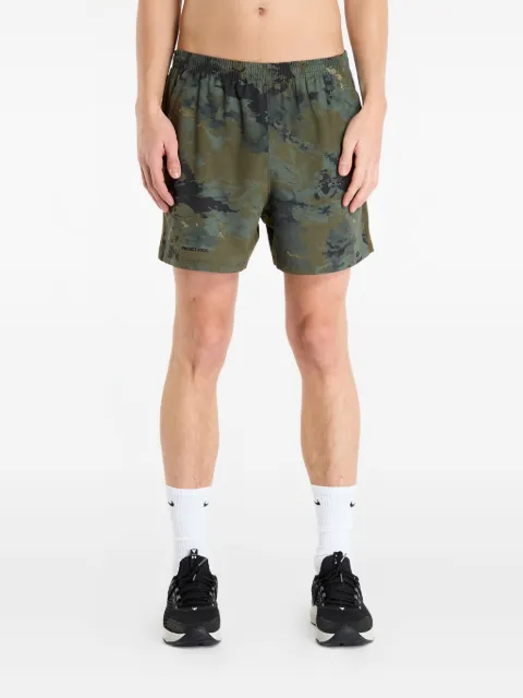 Under Armour shorts con estampado militar y pretina elástica
