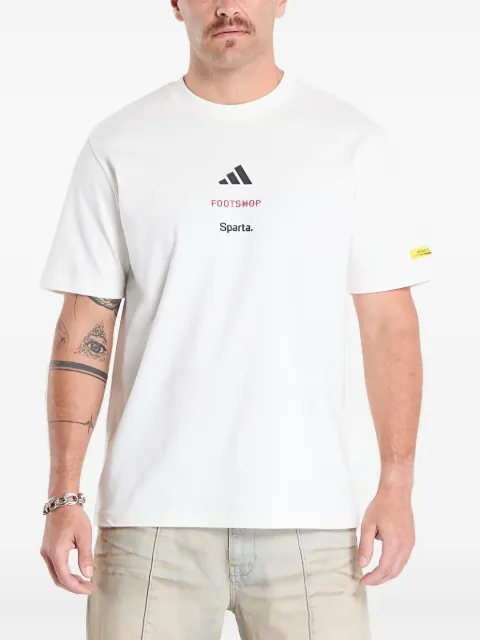 adidas playera con distintivo en colaboración con Footshop x Sparta