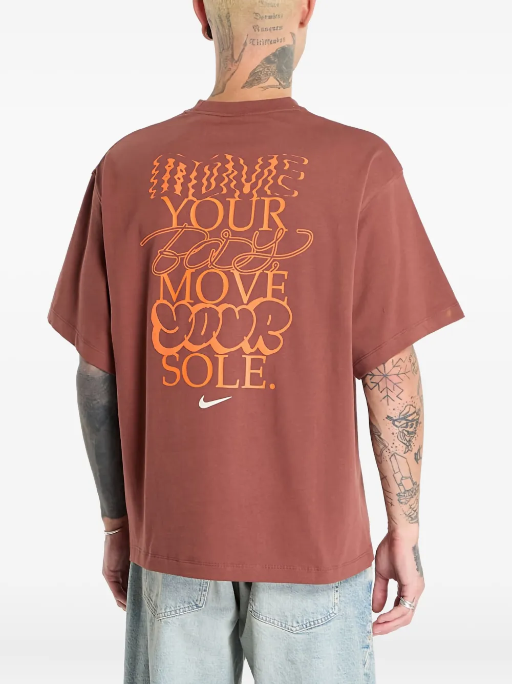 Nike Swoosh T-shirt met grafische print Bruin