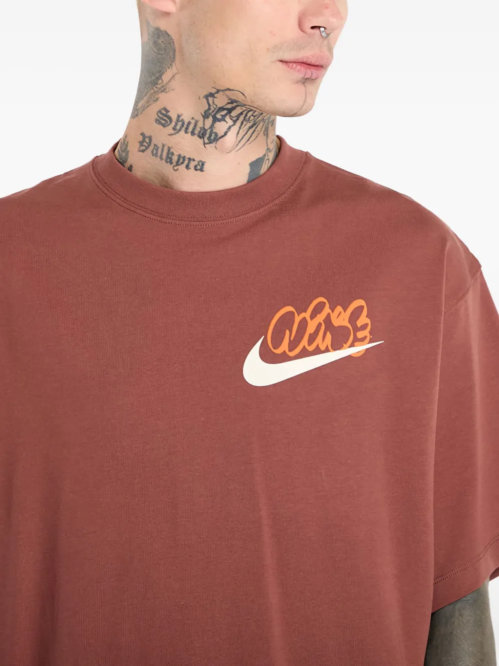 Nike Swoosh T-shirt met grafische print Bruin