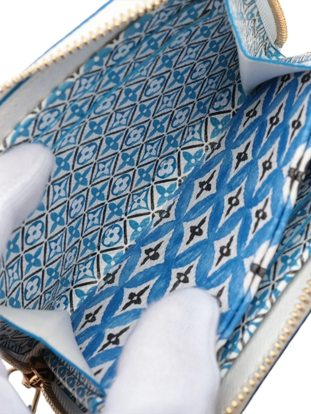 LOUIS VUITTON Pre-owned 2021-2025 Monogram Giant By The Pool Zippy Purse Coin Pouch In White