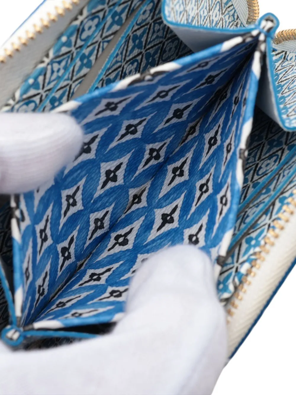 LOUIS VUITTON Pre-owned 2021-2025 Monogram Giant By The Pool Zippy Purse Coin Pouch In White