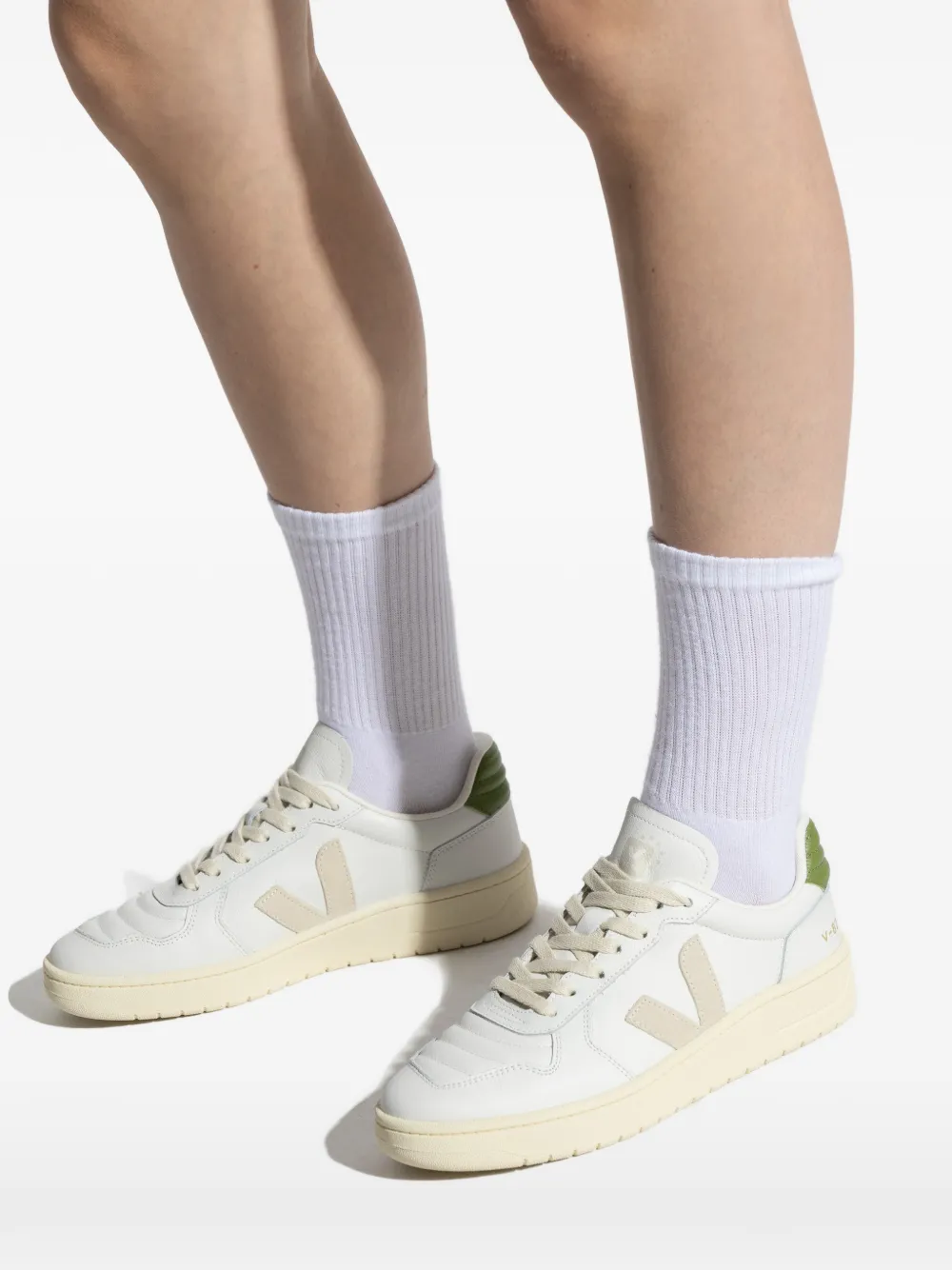 VEJA V-82 II logo-detailed sneakers Wit