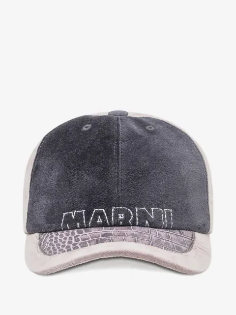 Marni Boné com logo bordado