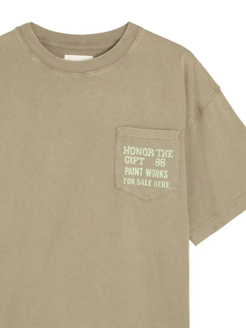 Honor The Gift T-shirt met zakprint - Beige