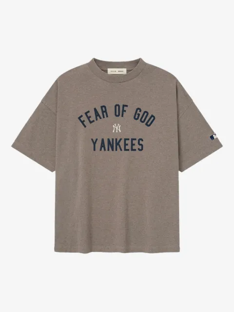 FEAR OF GOD ESSENTIALS Camiseta x MLB 90s