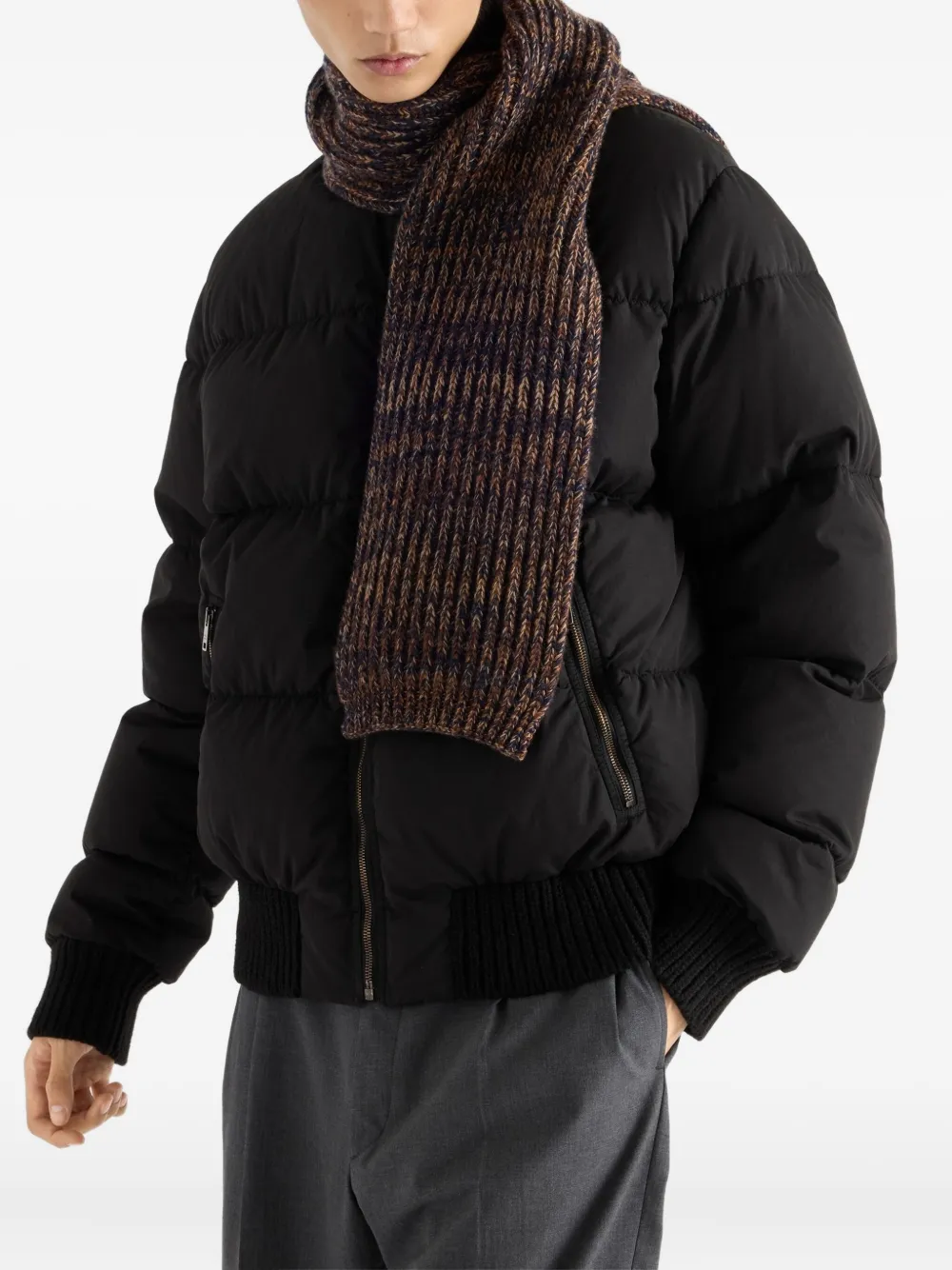 Prada Ribgebreide sjaal met email Bruin