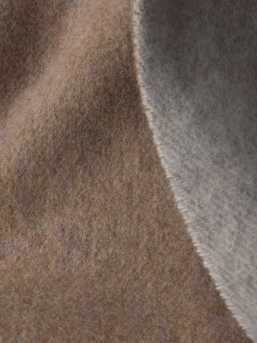 Prada sjal med fransar och broderad logotyp | Image 2