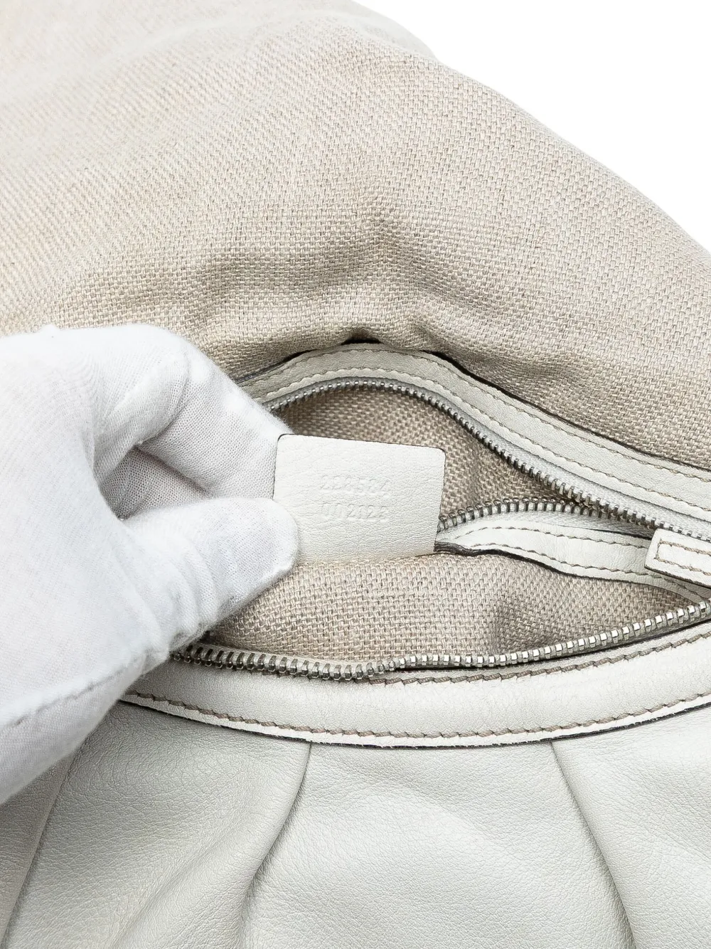 Pre-owned Gucci 2016-2025 Medium Pebbled Calfskin Icon Bit Satchel In White