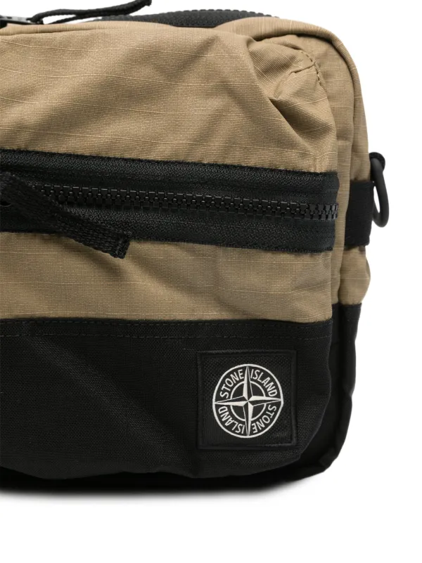 Stone Island ロゴ ショルダーバッグ | ニュートラル | FARFETCH JP