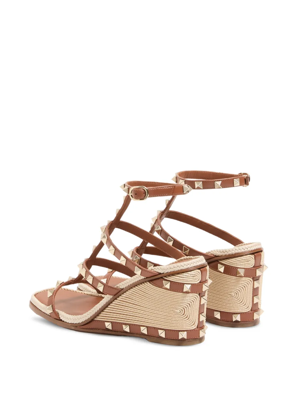 Valentino Garavani Rockstud sandalen met sleehak en borduurwerk Bruin