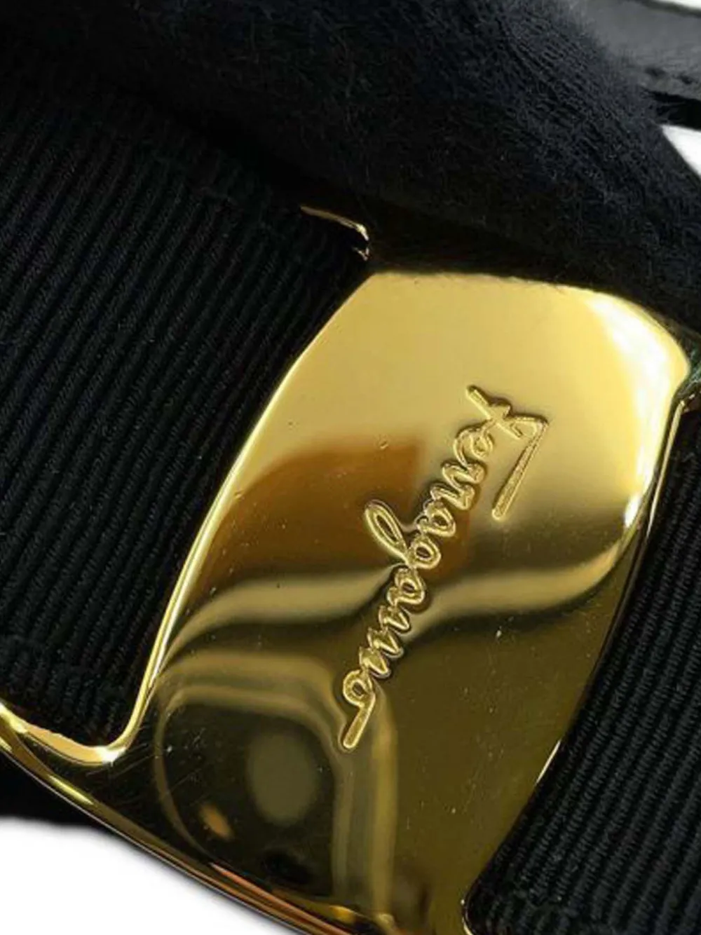 FERRAGAMO Pre-owned 2000-2015 Leather Vara Bow Ribbon Crossbody Bag In Black