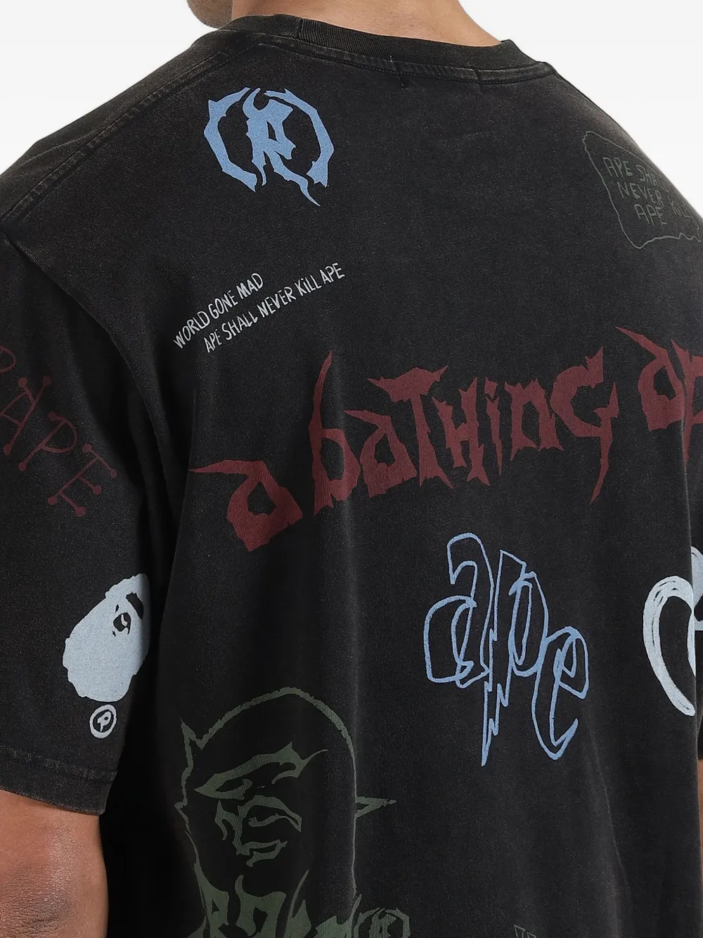 A BATHING APE World Gone Mad graphic-print T-shirt Zwart
