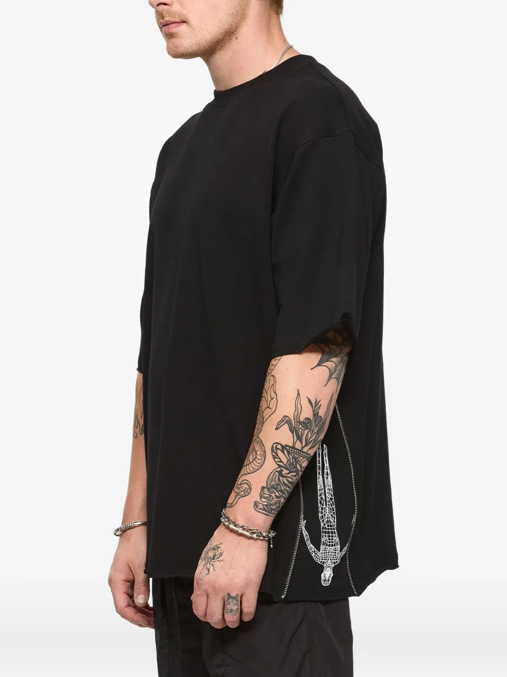 Hamza Zip-detail Graphic T-shirt In Black