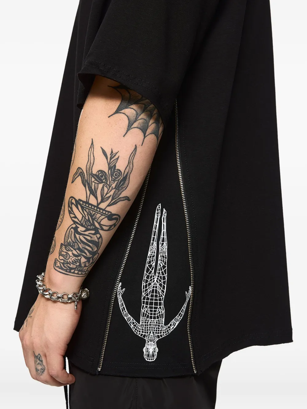 Hamza Zip-detail Graphic T-shirt In Black