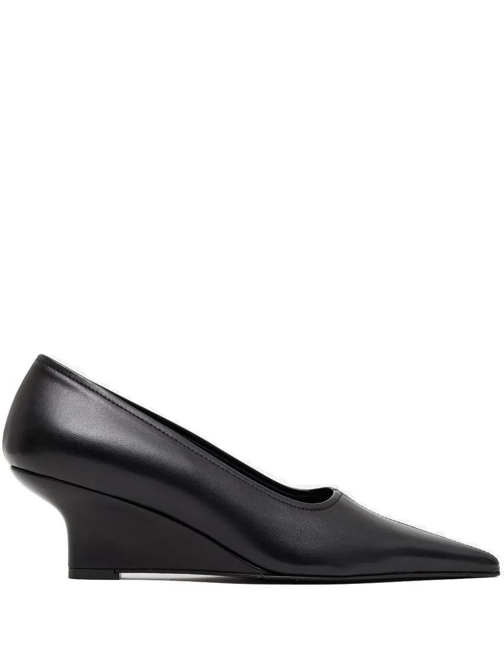 Totême Sharp Naplack Wedge Pumps Bark In Black