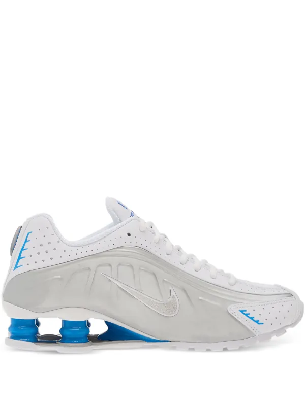Nike Shox R4 スニーカー | ホワイト | FARFETCH JP