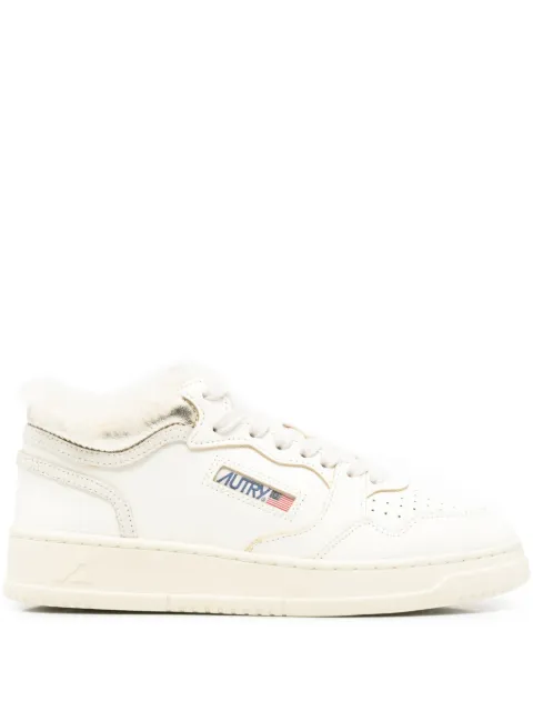 Autry tenis con agujetas y detalle del logo