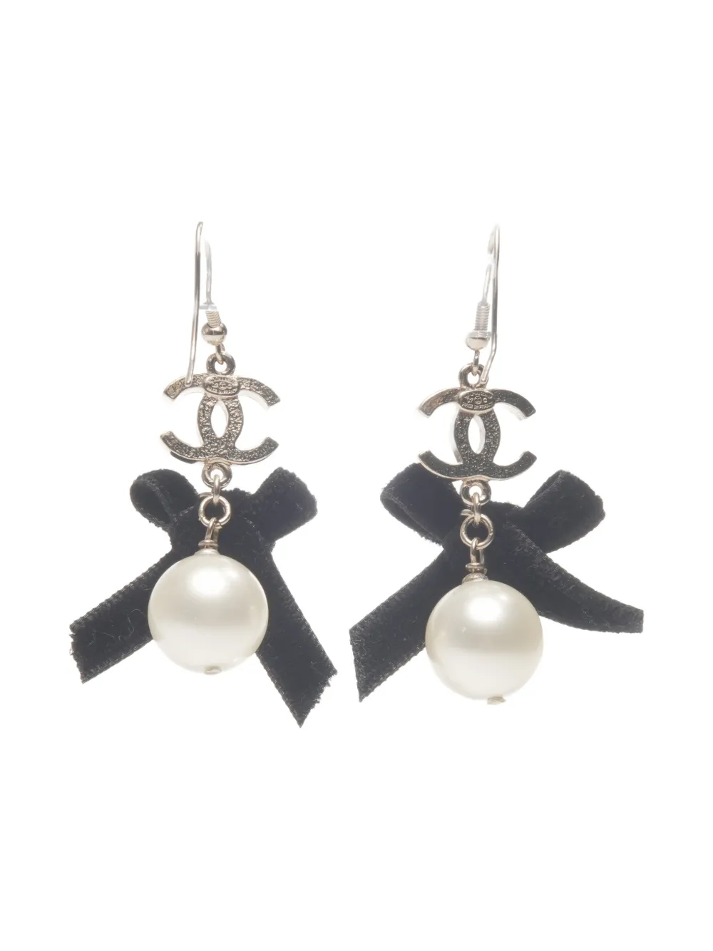CHANEL Pre-owned 2007 Cc Mark Ribbon Pearl Drop Earrings In Silver