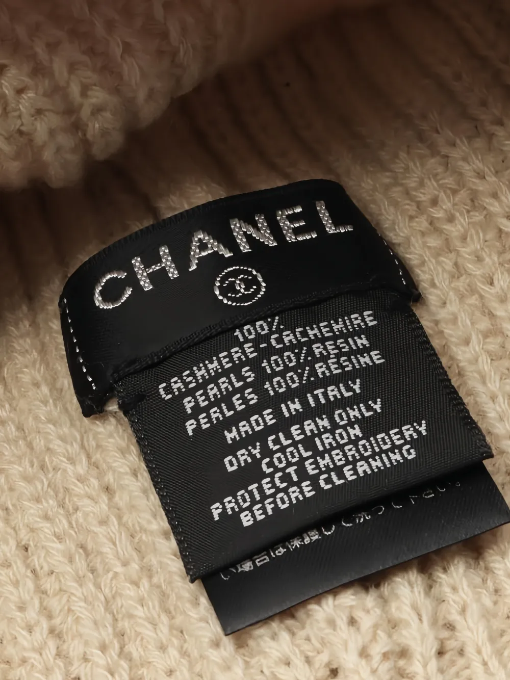 CHANEL Pre-owned 1986-1988 Beaded-logo Ribbed-knit Beanie Hat In Neutral