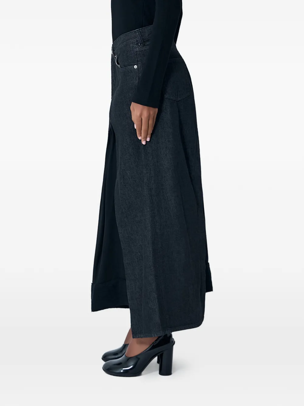 Yohji Yamamoto Denim midi skirt with contrast panels.Mid riseTop-button and zip-fly fasteningBelt loopsFive pocketContrast panels - Zwart