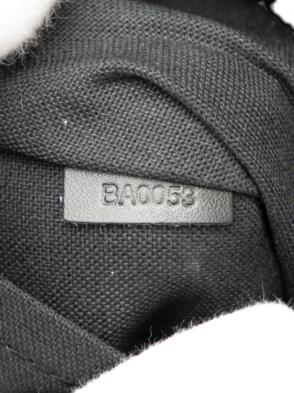 LOUIS VUITTON Pre-owned 2003 Taiga Beluga Crossbody Bag In Black