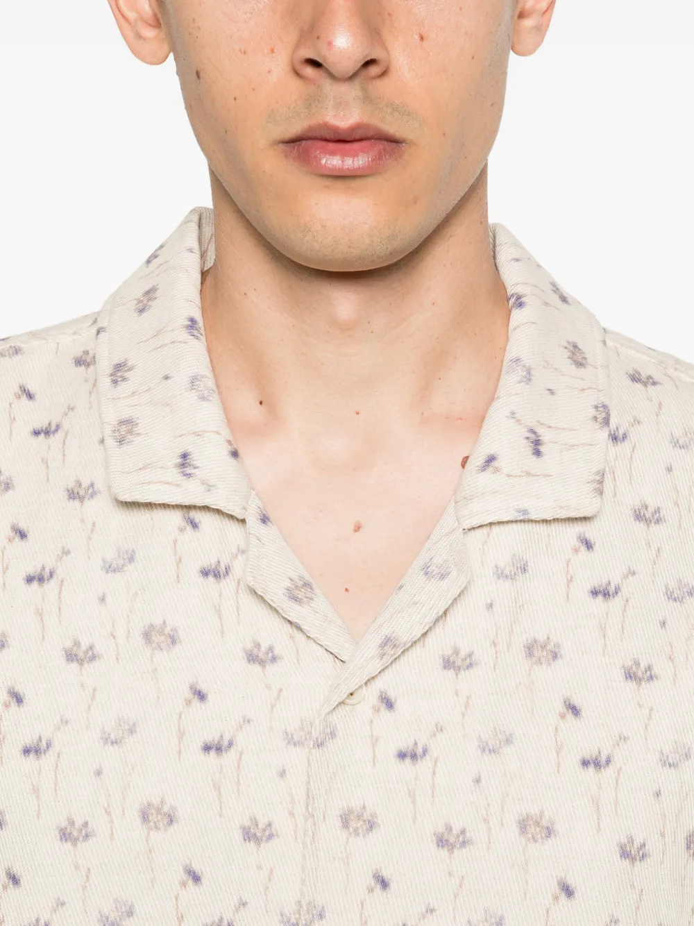 A Kind of Guise Salvi overhemd met bloemenprint en korte mouwen Beige