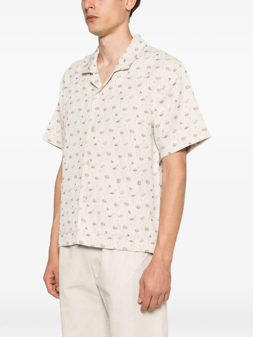 A Kind of Guise Salvi overhemd met bloemenprint en korte mouwen Beige