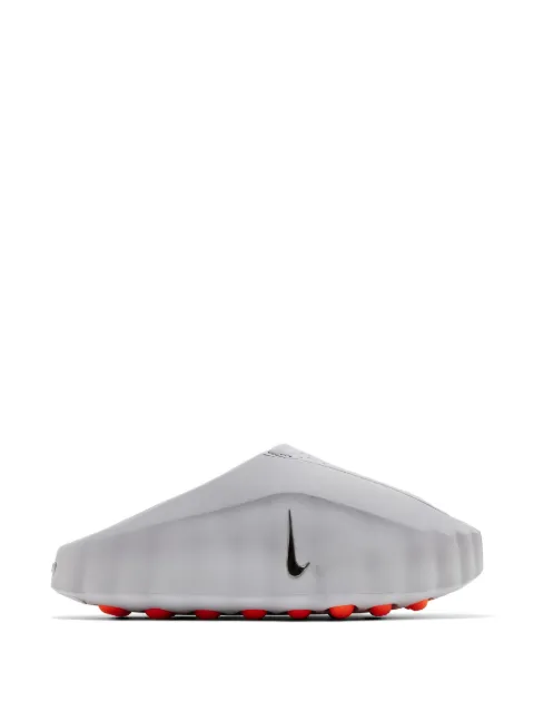 Nike sneakers med perforeret logo