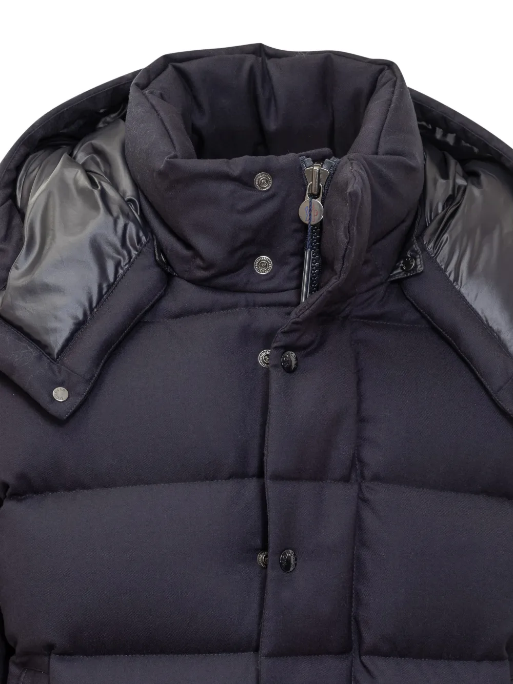 Moncler Maya 70 donsjack met paspelzak en capuchon Blauw