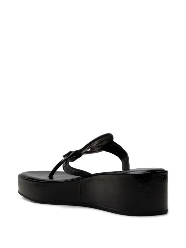 【ミスク】TORY BURCH ブラック フラットサンダル Tory Burch ロゴプレート サンダル | ブラック | FARFETCH JP