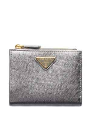PRADA 二つ折り財布　グレー　トライアングル　プレート　レザー　財布　プラダ Prada トライアングルロゴ 財布 S | グレー | FARFETCH JP