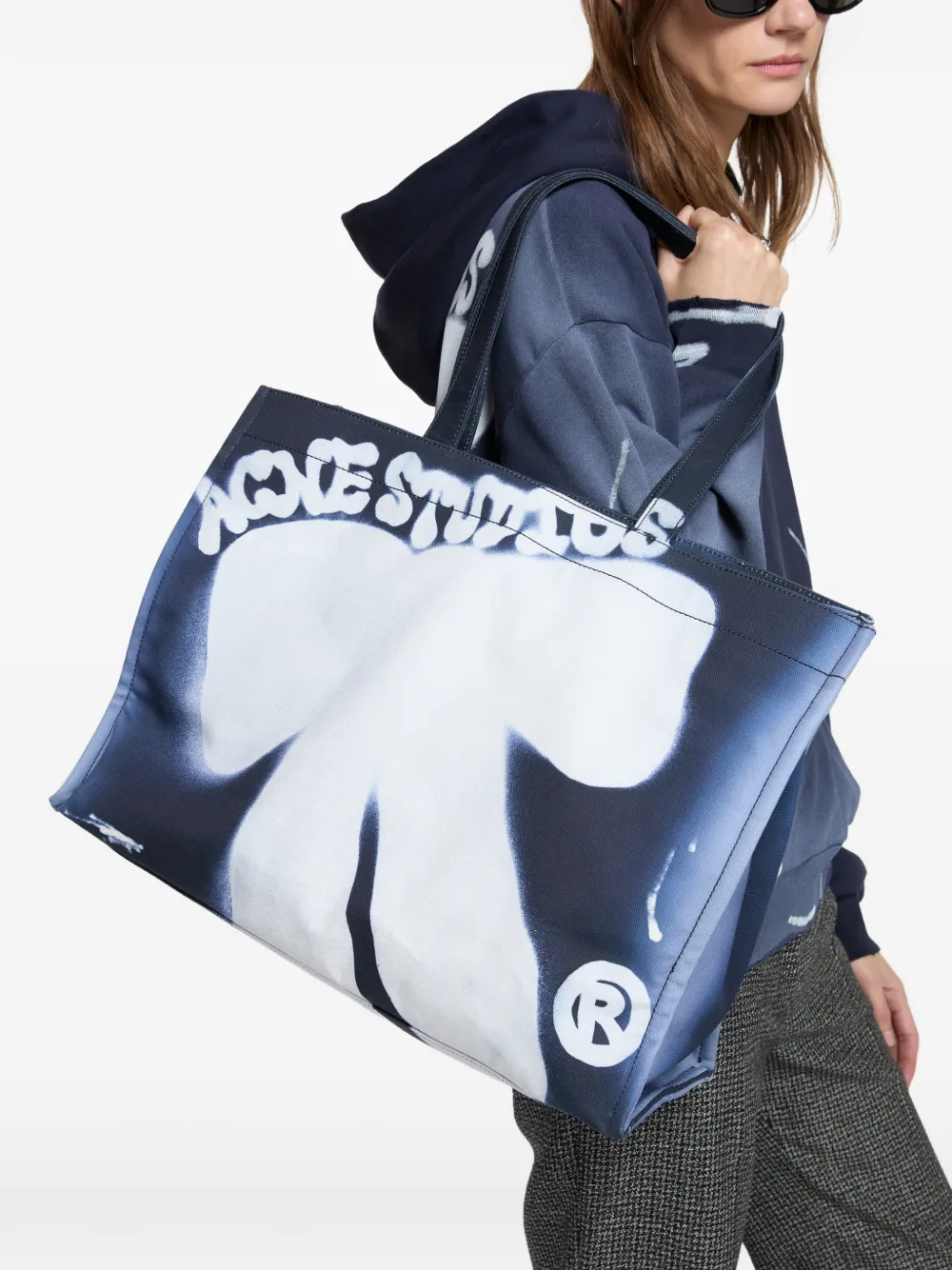 Acne Studios print-detail tote bag | Men | Image 2