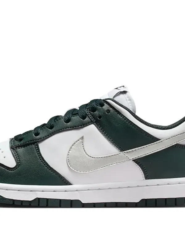Nike Dunk Low スニーカー | ホワイト | FARFETCH JP