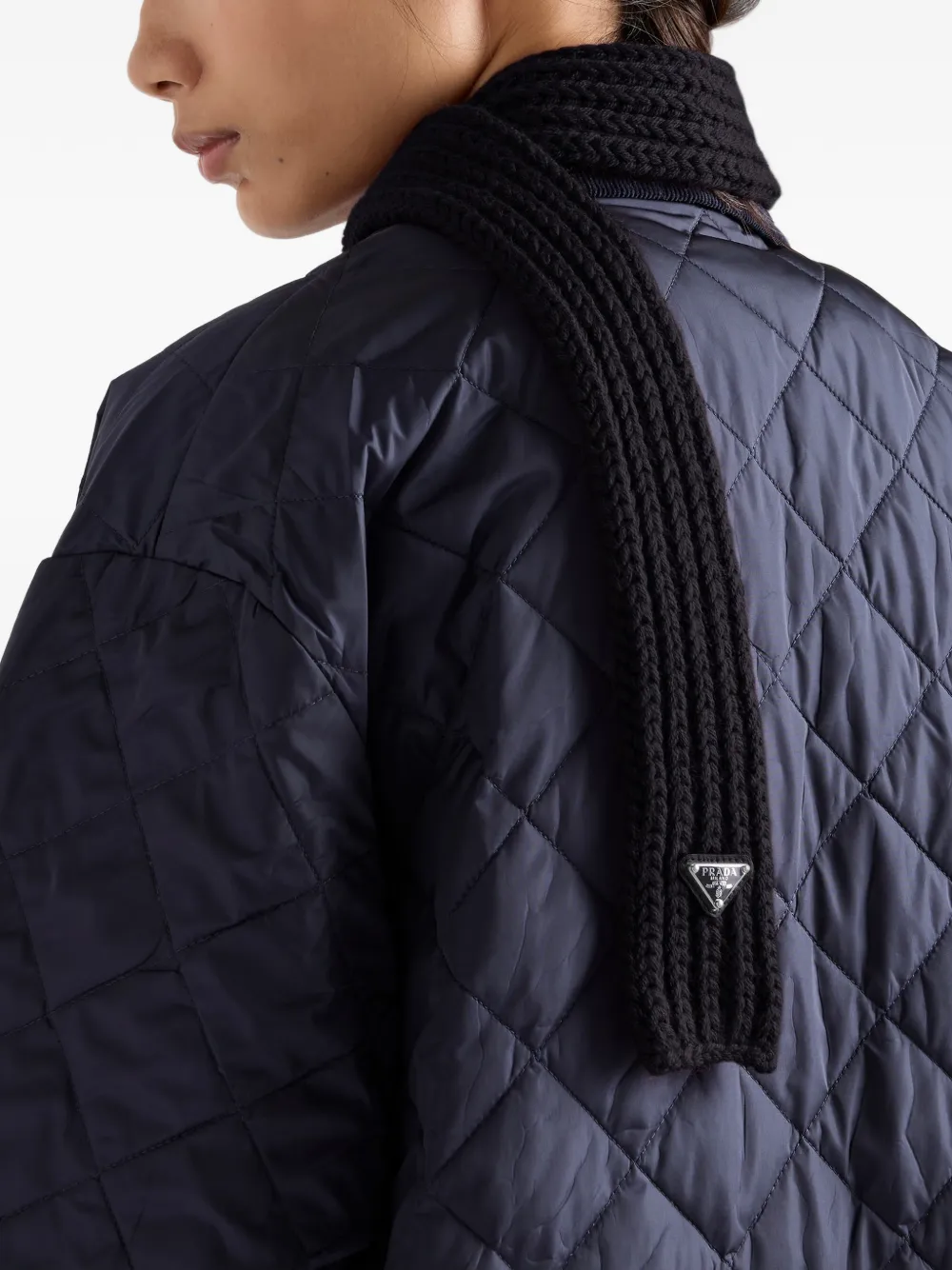 Prada bufanda tejida con diseño triangular esmaltado | Image 2