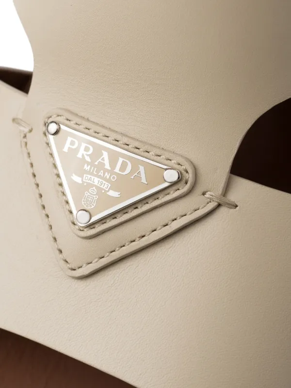 Prada レザーサンダル | ニュートラル | FARFETCH JP