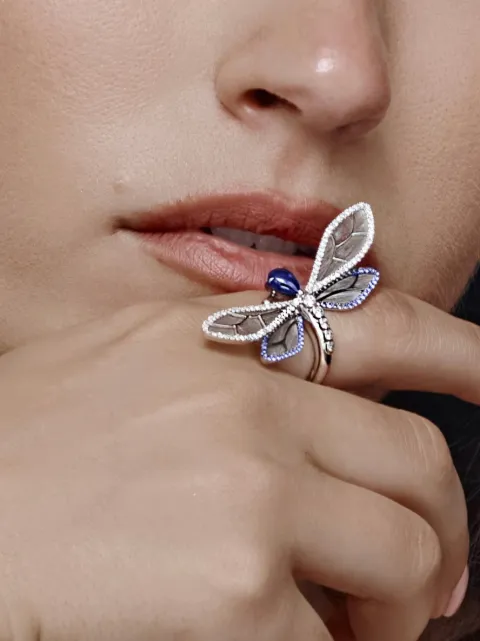Jewels Aficionado anillo de libélula en oro blanco de 18kt con diamantes y zafiro azul