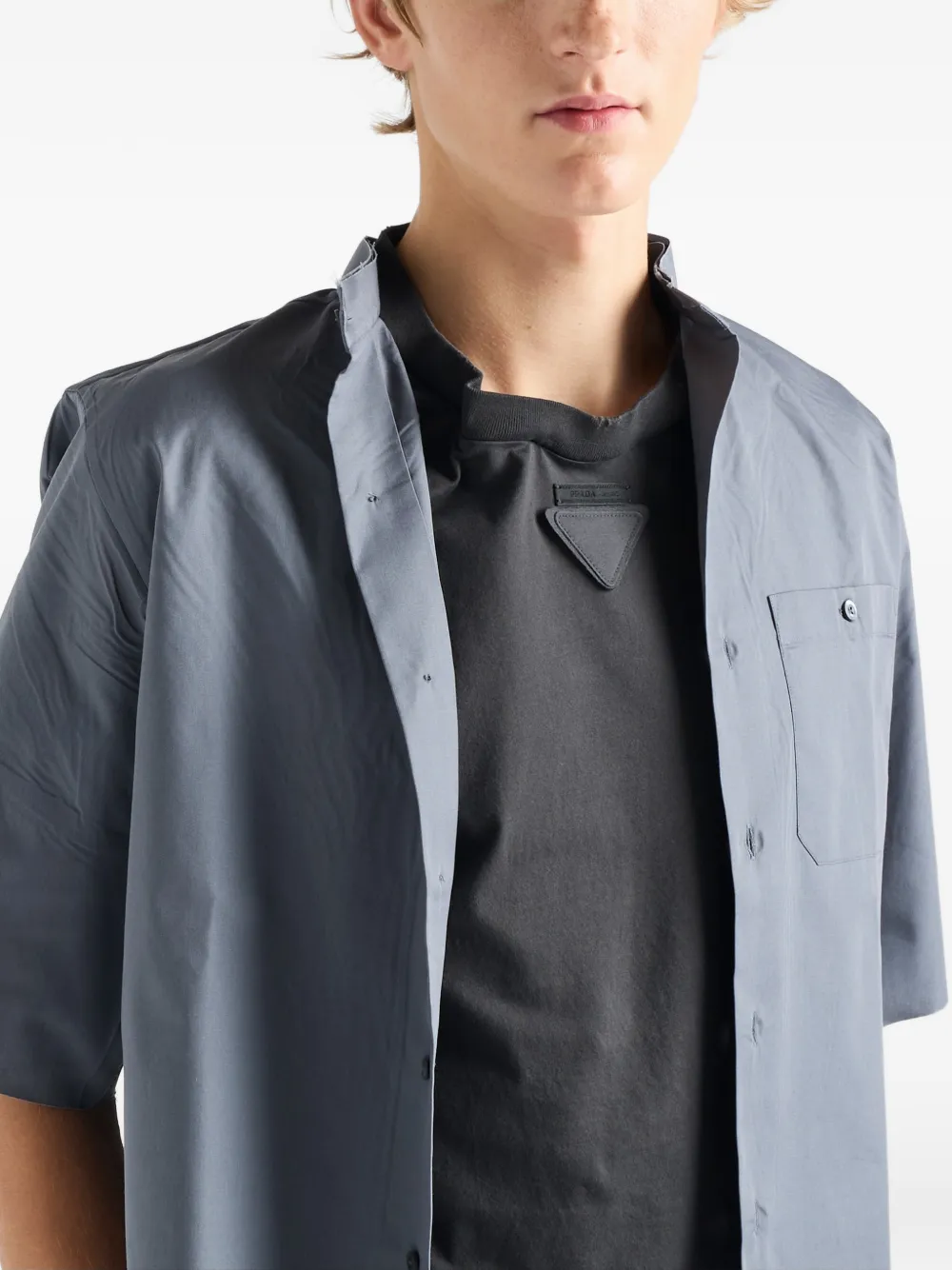 Prada T-shirt met triangel detail en korte mouwen Grijs