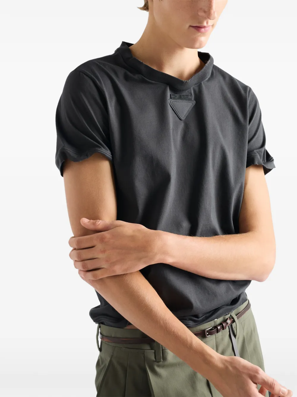 Prada T-shirt met triangel detail en korte mouwen Grijs