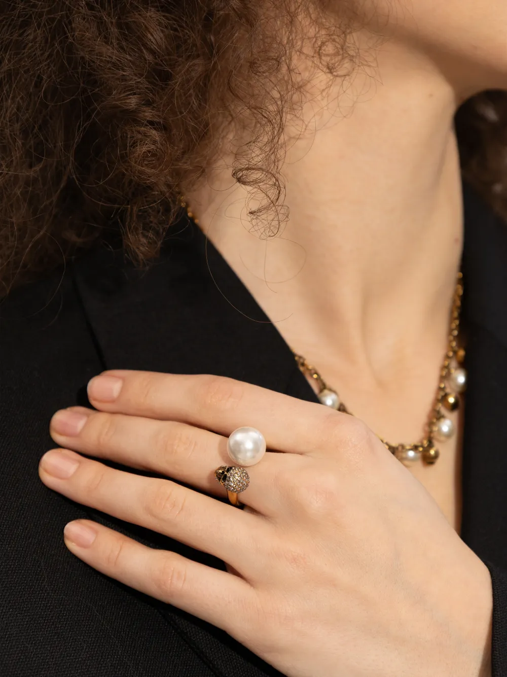 Alexander McQueen pearl-embellished skull ring - Goud