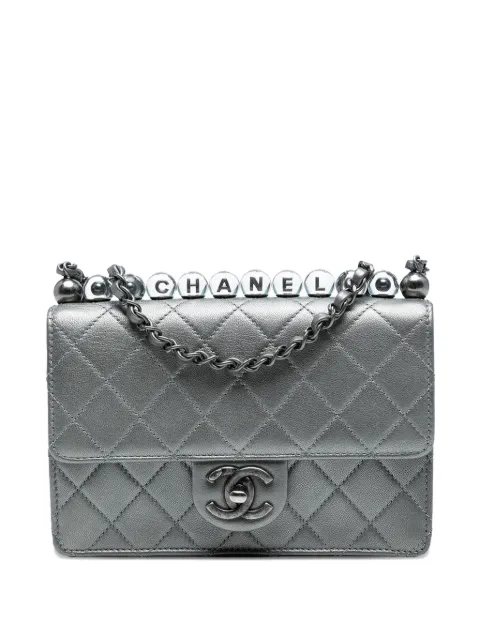 CHANEL Pre-Owned bolsa crossbody Chic Pearls Flap mediana de piel de cabra capitonada y metalizada 2020