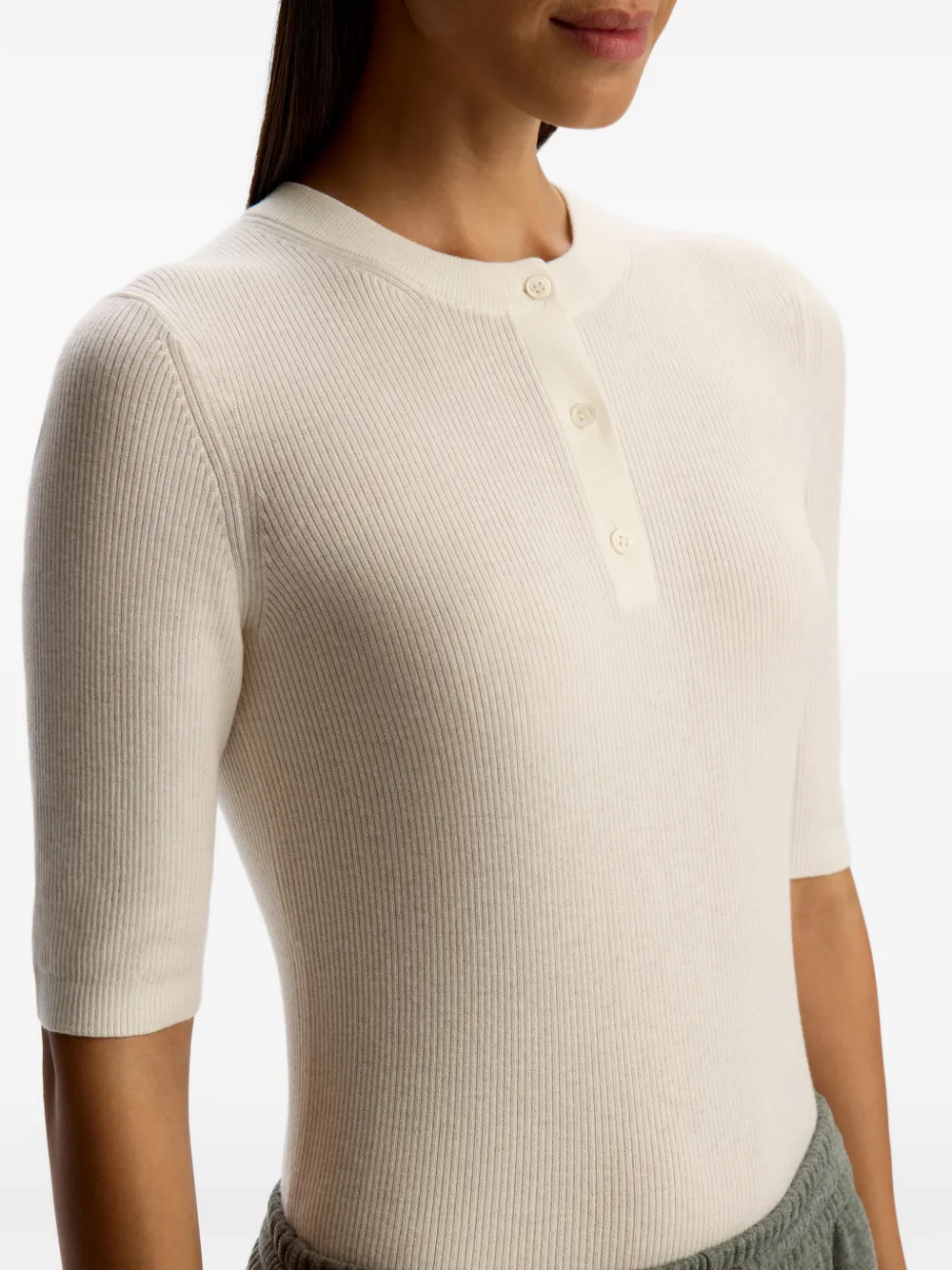12 STOREEZ Top van merinowol met knopen Beige